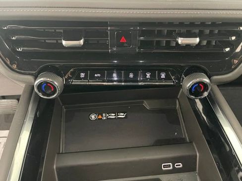 Used 2025 Chevrolet Suburban Z71 image 42