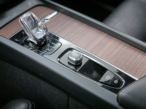 Used 2023 Volvo XC60 B6 Ultimate w/ Protection Package Premier image 17