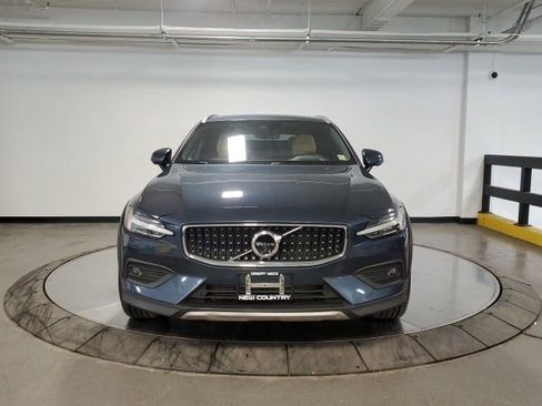 Used 2021 Volvo V60 T5 Cross Country image 3