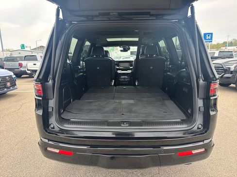Used 2023 Jeep Wagoneer Series II w/ Convenience Group I AWD/4WD image 7