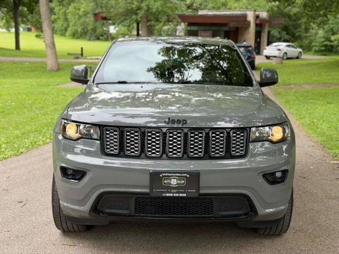 Used 2019 Jeep Grand Cherokee Altitude AWD/4WD image 2