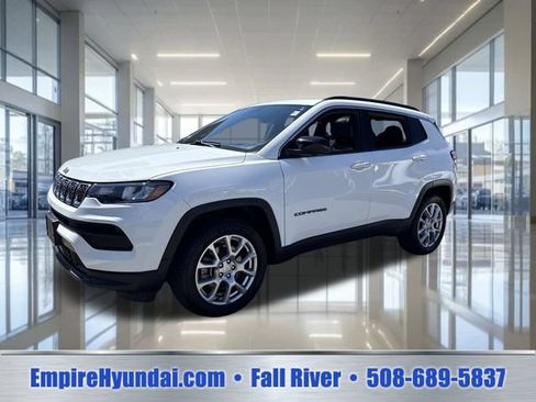 Used 2023 Jeep Compass Latitude w/ Sun and Sound Group AWD/4WD image 1