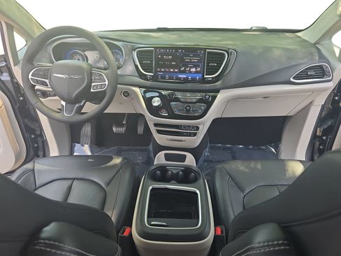 Used 2022 Chrysler Pacifica Touring-L FWD image 9