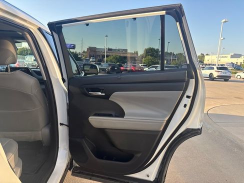 Used 2020 Toyota Highlander XLE AWD/4WD image 29