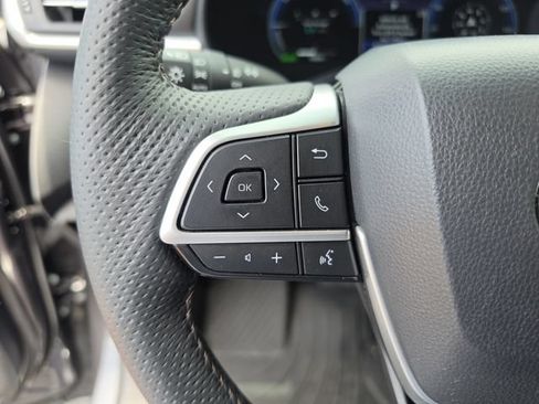 Used 2025 Toyota Sienna Limited FWD image 39