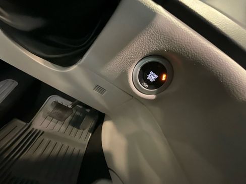 Used 2020 Chrysler Pacifica Touring-L FWD image 27