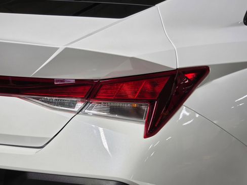 Certified 2025 Hyundai Elantra SE FWD image 12