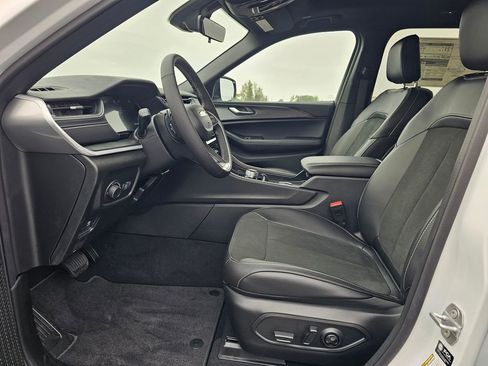 New 2025 Jeep Grand Cherokee L Altitude image 11