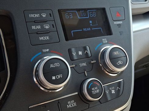 Used 2020 Toyota Sienna L image 14