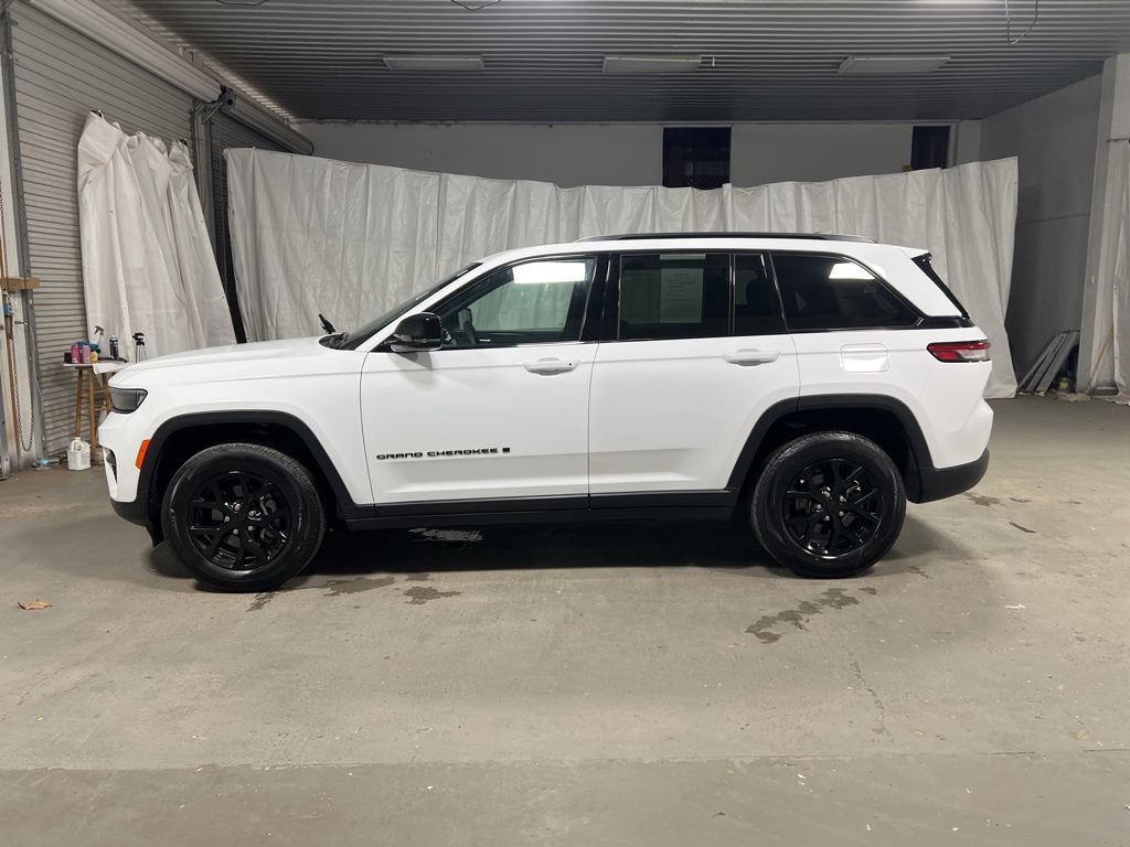 Used 2025 Jeep Grand Cherokee Altitude AWD/4WD image 4