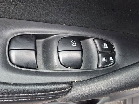 Used 2018 Nissan Rogue SV image 28