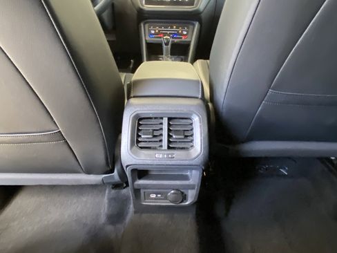 Used 2023 Volkswagen Tiguan SE w/ Panoramic Sunroof Package FWD image 30