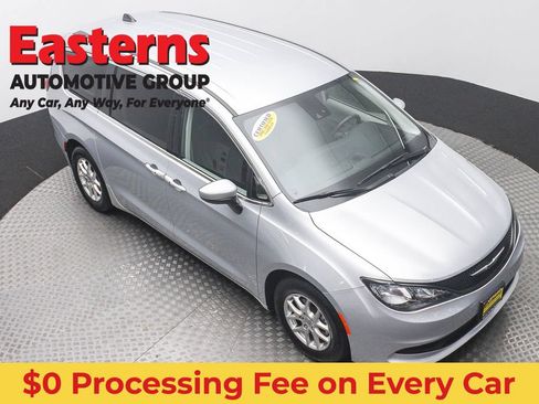 Used 2023 Chrysler Voyager LX FWD image 3