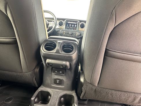 Used 2019 Jeep Wrangler Unlimited Sahara image 14