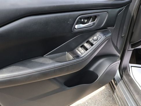 Used 2025 Nissan Rogue SV image 14