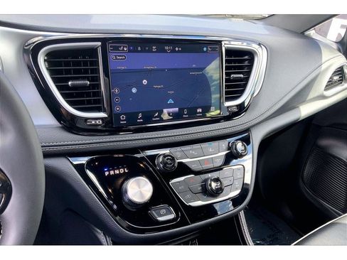 Used 2025 Chrysler Pacifica Limited FWD image 7