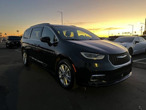 Used 2022 Chrysler Pacifica Touring image 7