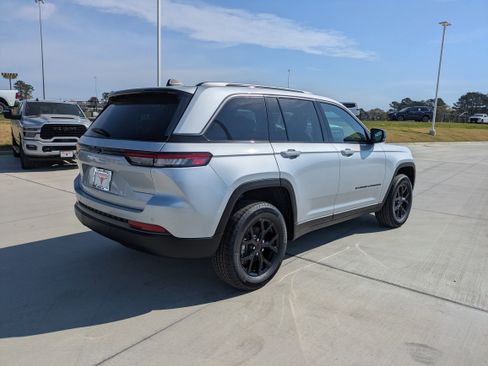 New 2026 Jeep Grand Cherokee Altitude RWD image 7