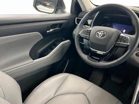Used 2021 Toyota Highlander XLE AWD/4WD image 12