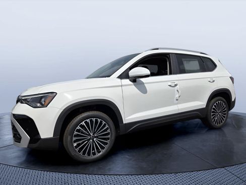 New 2026 Volkswagen Taos SE FWD image 2