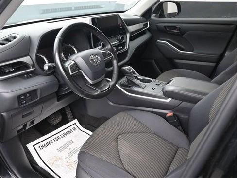 Used 2023 Toyota Highlander LE image 12