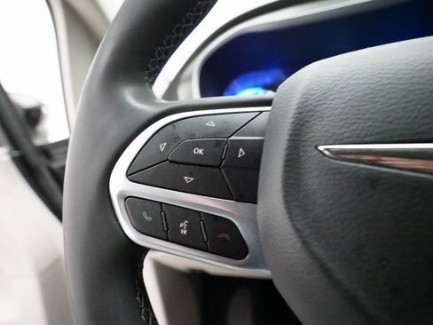 Used 2023 Chrysler Pacifica Touring-L image 19