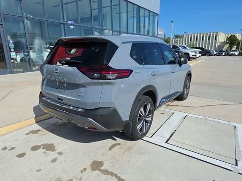 Used 2023 Nissan Rogue SL w/ SL Premium Package image 4