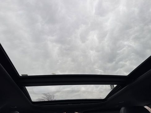 Used 2025 Chrysler Pacifica Limited image 23