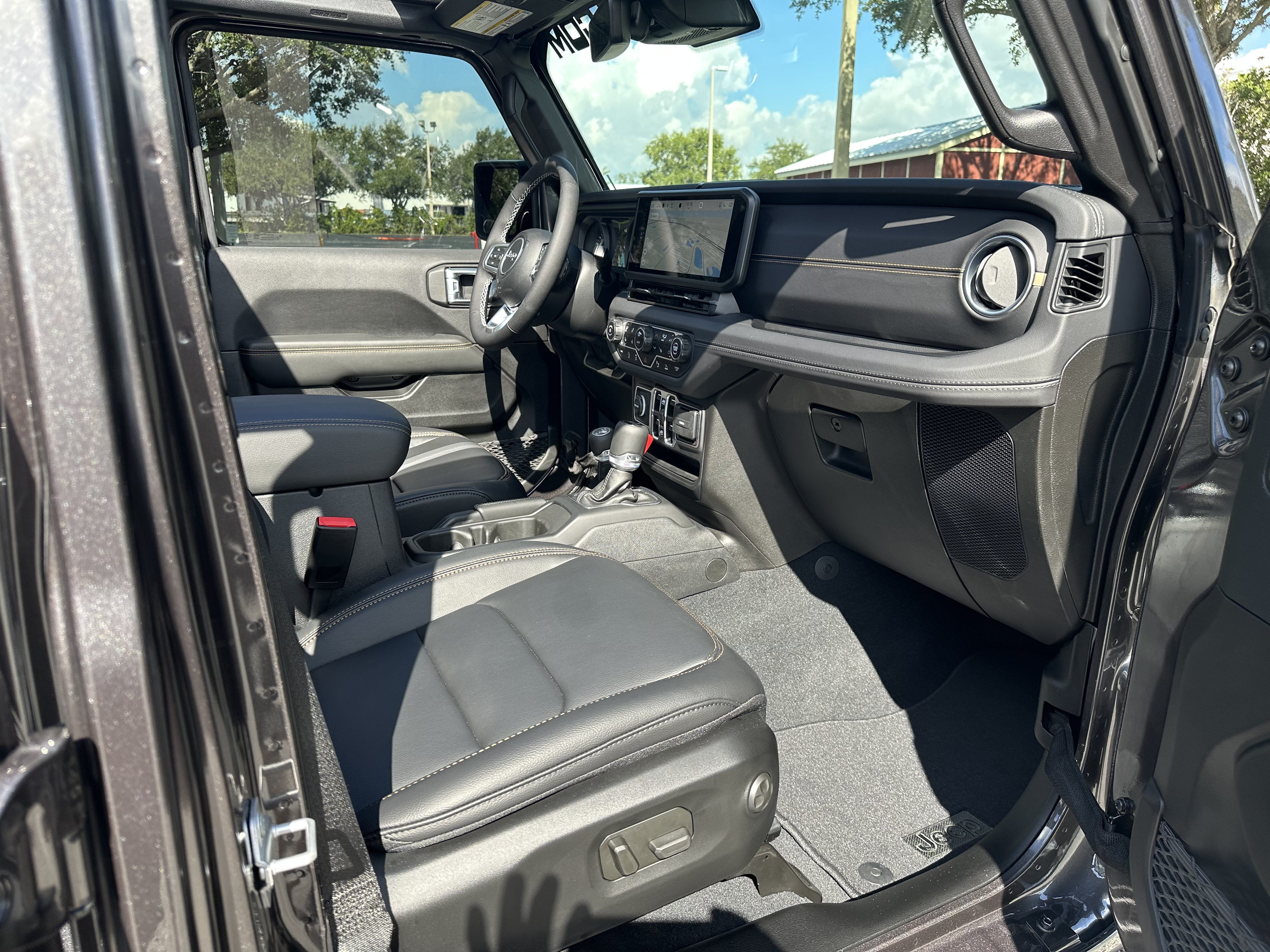 Used 2025 Jeep Wrangler Unlimited Sahara w/ Safety Group AWD/4WD image 31