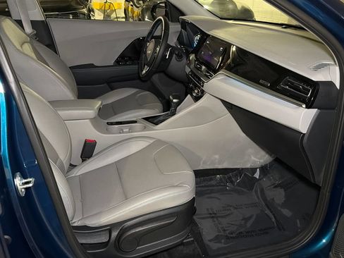 Used 2022 Kia Niro Touring Special Edition FWD image 10