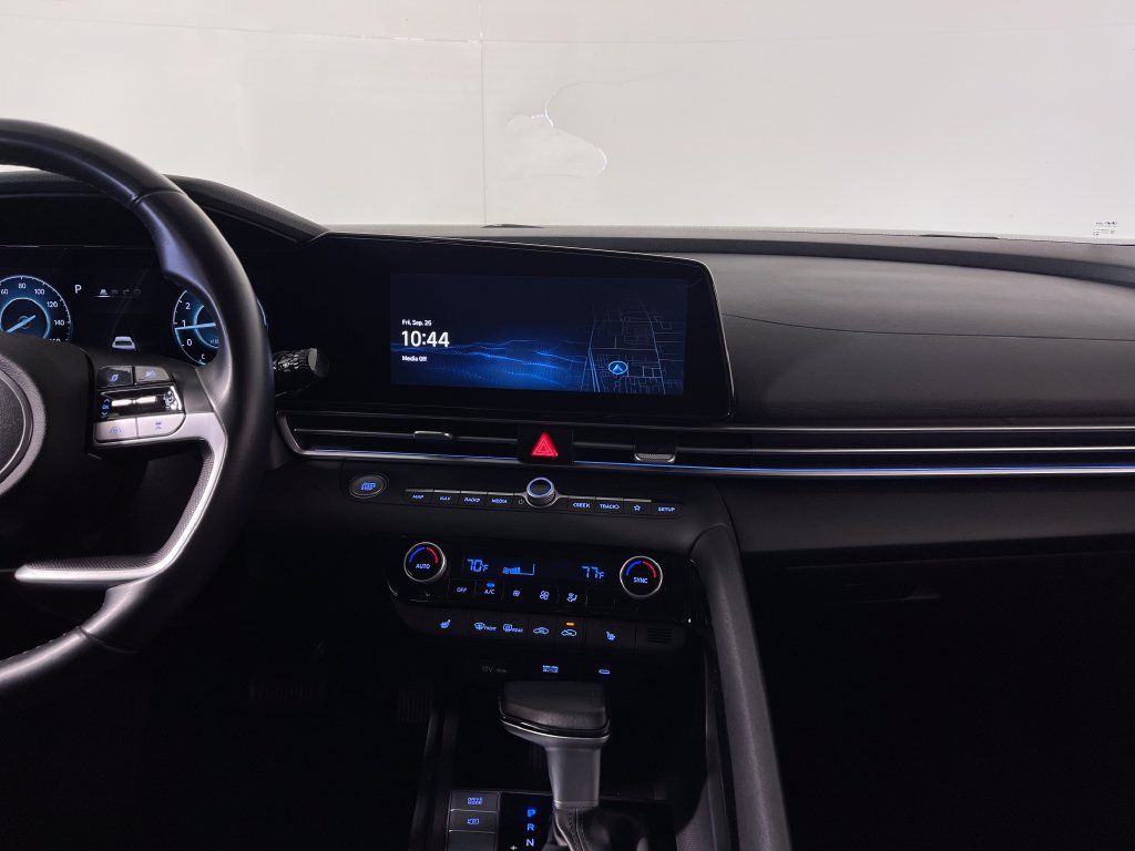 Certified 2025 Hyundai Elantra Limited FWD image 17