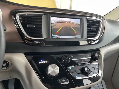 Used 2022 Chrysler Voyager LX image 26