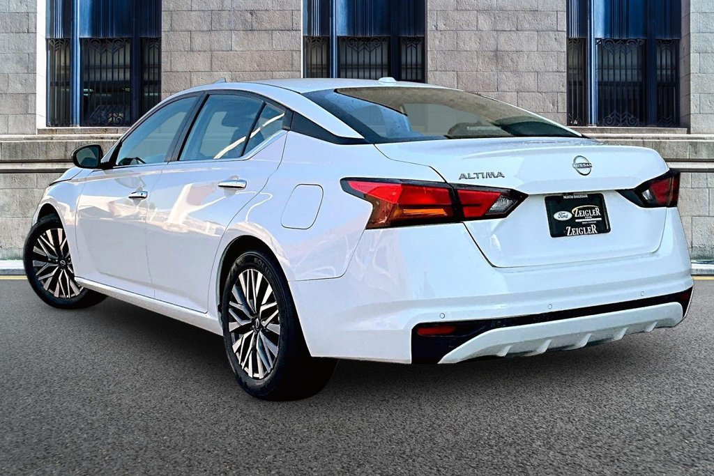 Used 2025 Nissan Altima 2.5 SV FWD image 10
