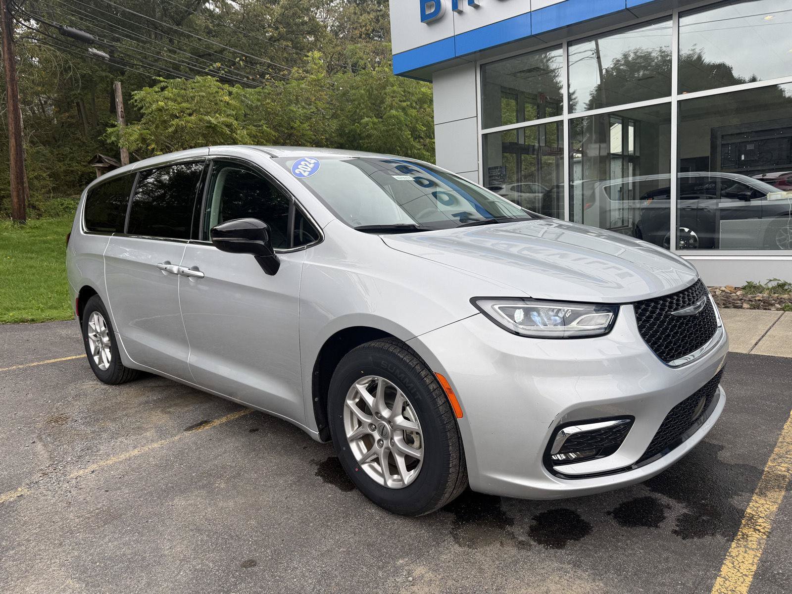 Used 2024 Chrysler Pacifica Touring-L FWD image 1