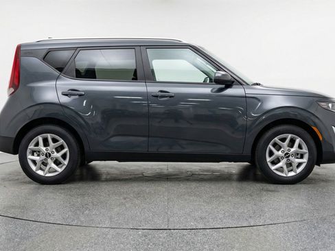 Used 2025 Kia Soul LX w/ LX Technology Package FWD image 11
