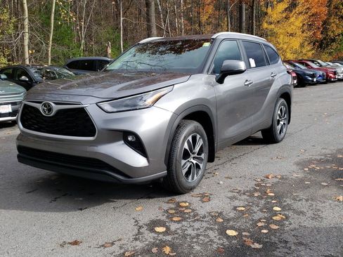 New 2026 Toyota Highlander XLE image 2