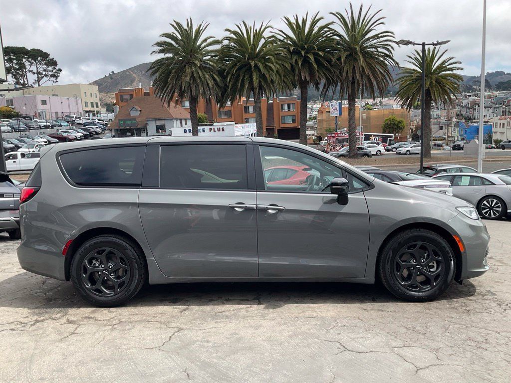 Used 2023 Chrysler Pacifica Limited w/ S Appearance Package FWD image 3