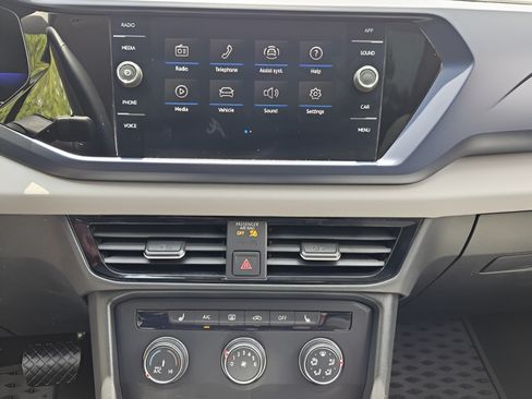Used 2022 Volkswagen Taos SE w/ Panoramic Sunroof Package FWD image 17