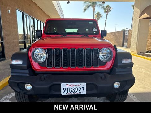 Used 2025 Jeep Wrangler Unlimited Sport AWD/4WD image 2