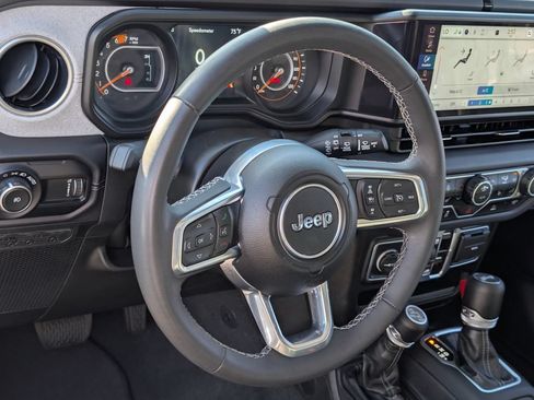 Used 2025 Jeep Wrangler Unlimited Sahara AWD/4WD image 18