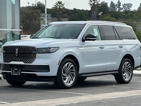 New 2026 Lincoln Navigator Premiere AWD/4WD image 7