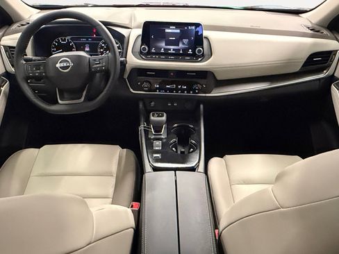 Used 2025 Nissan Rogue SV w/ SV Premium Package image 3