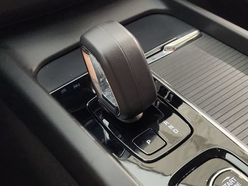Certified 2025 Volvo XC60 B5 Core AWD/4WD image 19
