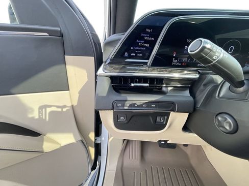 Used 2024 Cadillac Escalade ESV Premium Luxury AWD/4WD image 17