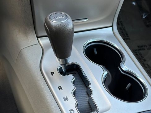 Used 2011 Jeep Grand Cherokee Laredo image 18