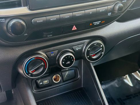 Used 2022 Hyundai Venue SE image 12