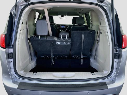 Used 2019 Chrysler Pacifica Touring-L FWD image 31