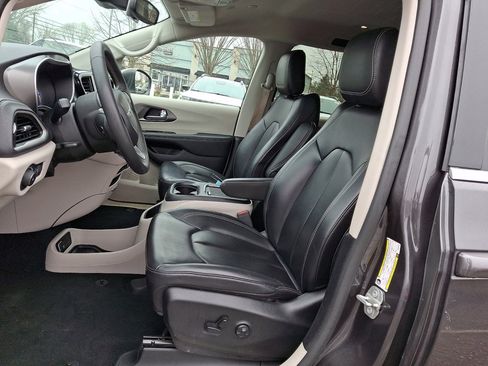 Used 2023 Chrysler Pacifica Touring-L FWD image 24