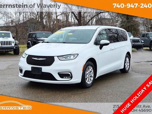 Used 2023 Chrysler Pacifica Touring-L image 3