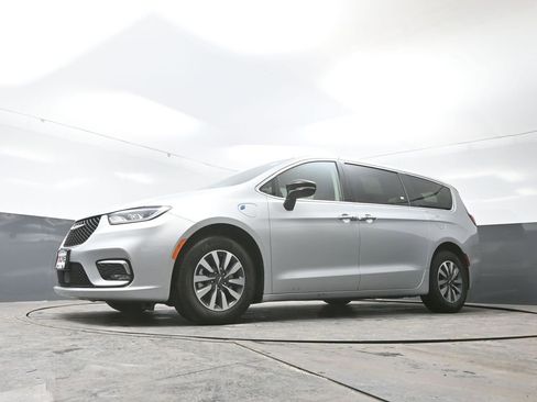 Used 2024 Chrysler Pacifica Select image 54